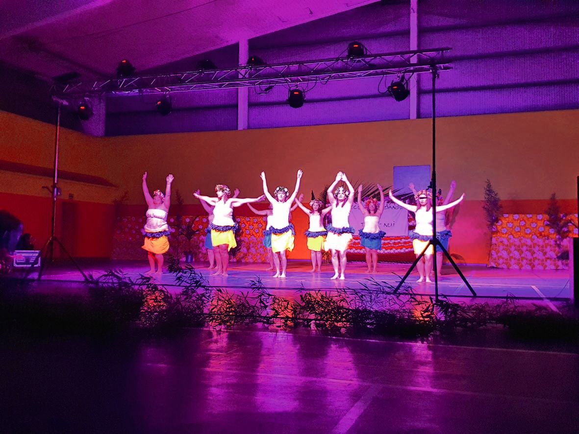 Koné. Samedi soir, à la salle omnisports Robert-Saggio, l’école de danse tahitienne de la Vahiné Kelly a présenté son spectacle à plus de 350 personnes, venues applaudir avec ferveur les 62 élèves. « Ce sont 61 filles et 1 garçon qui assurent le show », p