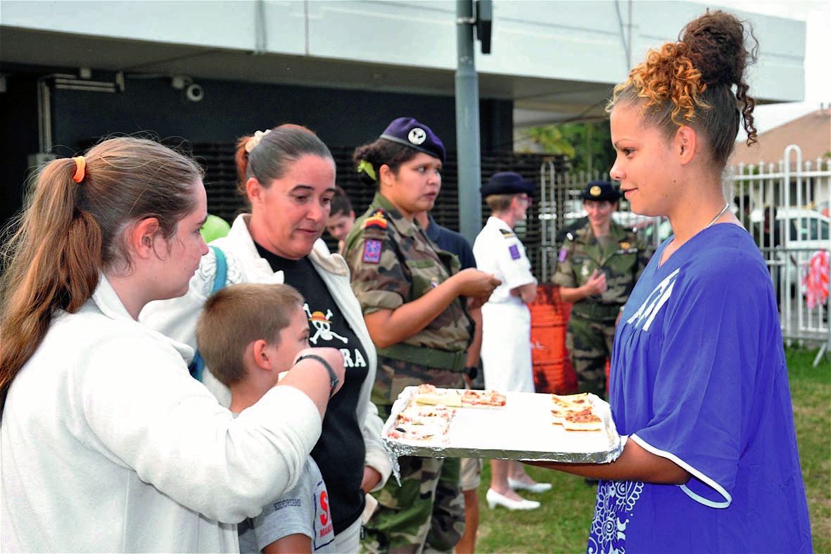 Une collation cofinancée par la mairie et le RSMA  et mise en place par les volontaires stagiaires de la Plateforme des métiers de l’hôtellerie-restauration a mis un terme à la première partie des festivités.