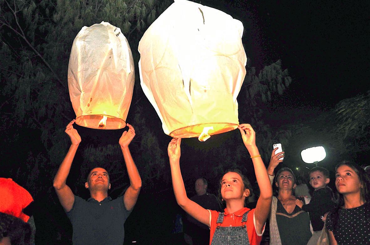 Enfants et adultes se sont donné rendez-vous vers 18 heures sur la plage des Flamboyants pour un lâcher de deux cents lanternes.