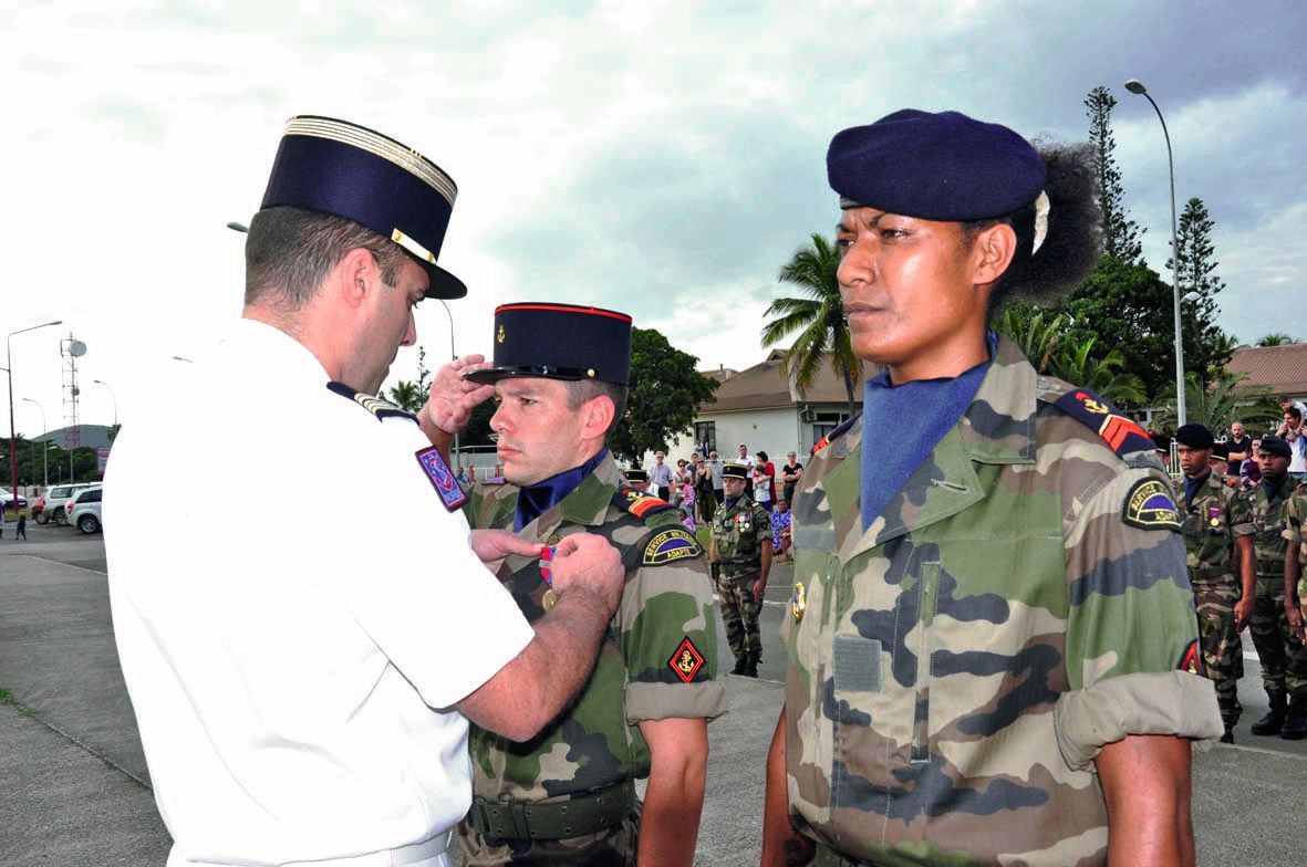 Le commandant en second du RSMA a remis la médaille de bronze de la Défense nationale aux caporaux-chefs Guillaume, engagé volontaire du RSMA et Marguerite, volontaire technicienne du RSMA