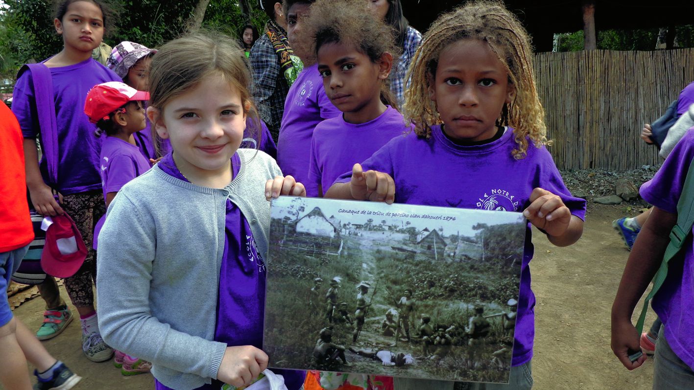 Les enfants ont également vu des photos anciennes marquant l’emplacement de la tribu de Poaelho, qui n’existe plus et où la case a été construite, au centre du village de La Foa, près du monument aux morts.