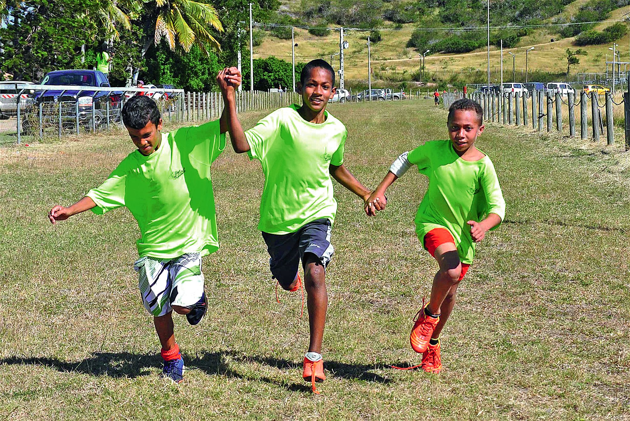 Les plus courageux pouvaient courir par équipe de trois sur le parcours de 2 400 mètres avec leurs camarades, leurs parents, leurs amis ou leurs professeurs, un moyen comme un autre de rire et se dépenser. Arrivée de la première des cinquante-trois équipe