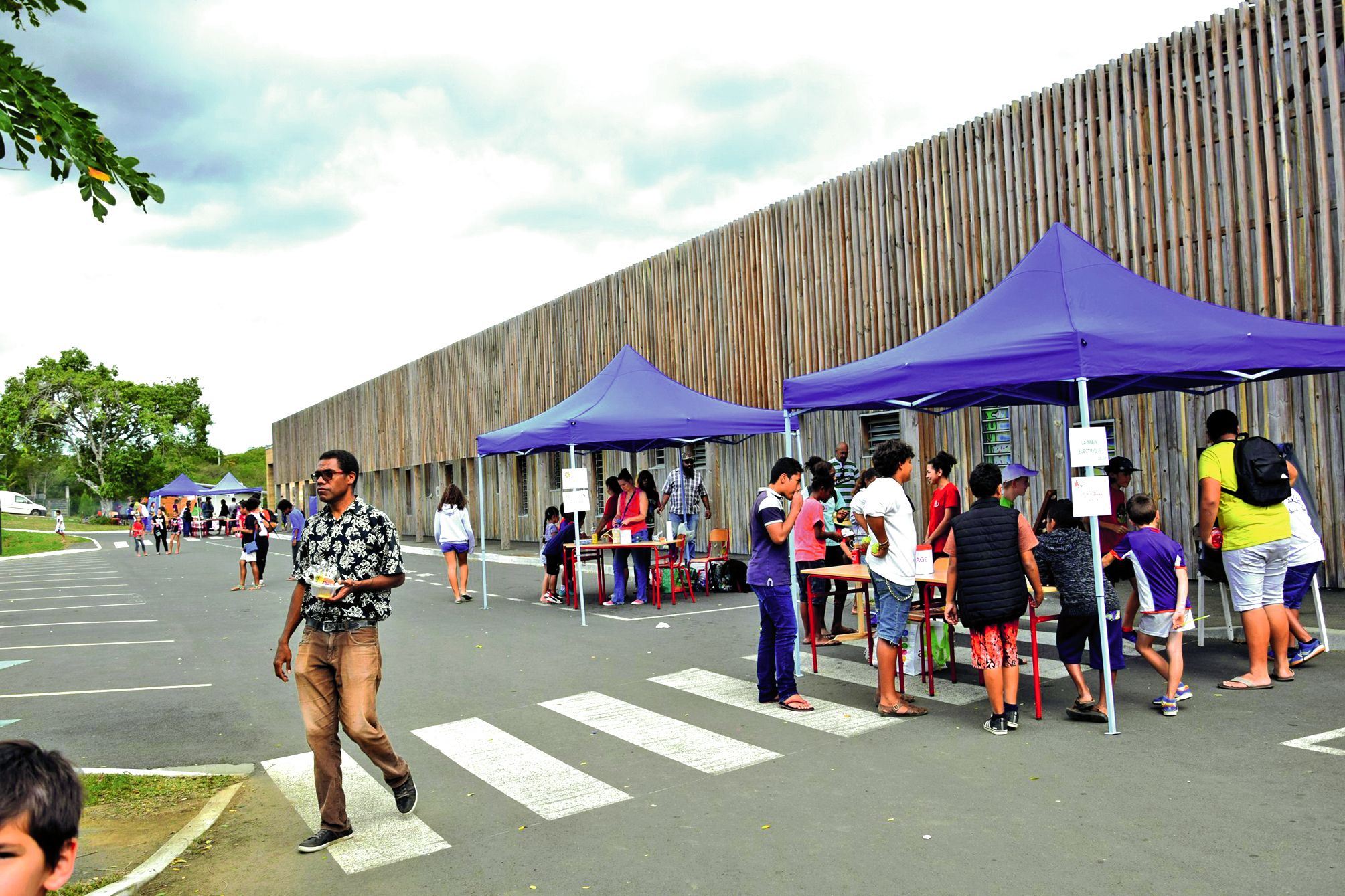 Koné. Le collège de Paiamboué organisait samedi sa deuxième kermesse annuelle. De 9 heures à 16 heures, les visiteurs ont pu profiter du bingo, des jeux pour les enfants, de l’espace cinéma et de la restauration. Photo K.M.