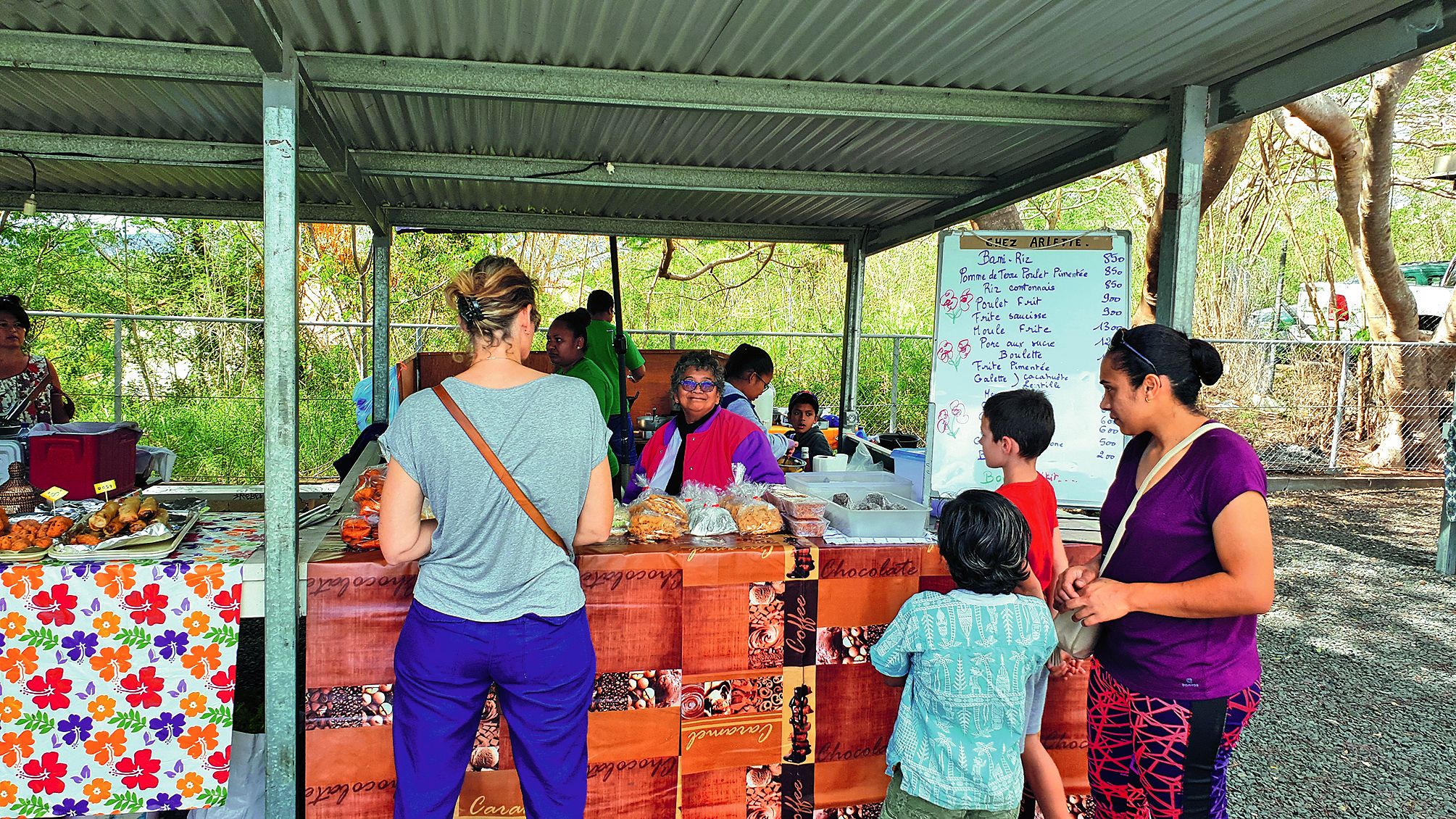 Pouembout. Samedi, le mini-marathon passait par le grand marché du village, mais ce n’était pas cela que les visiteurs étaient venus apprécier. Mémé Arlette était de retour pour le plaisir de tous. Son stand resté vide durant les mois de sa convalescence,