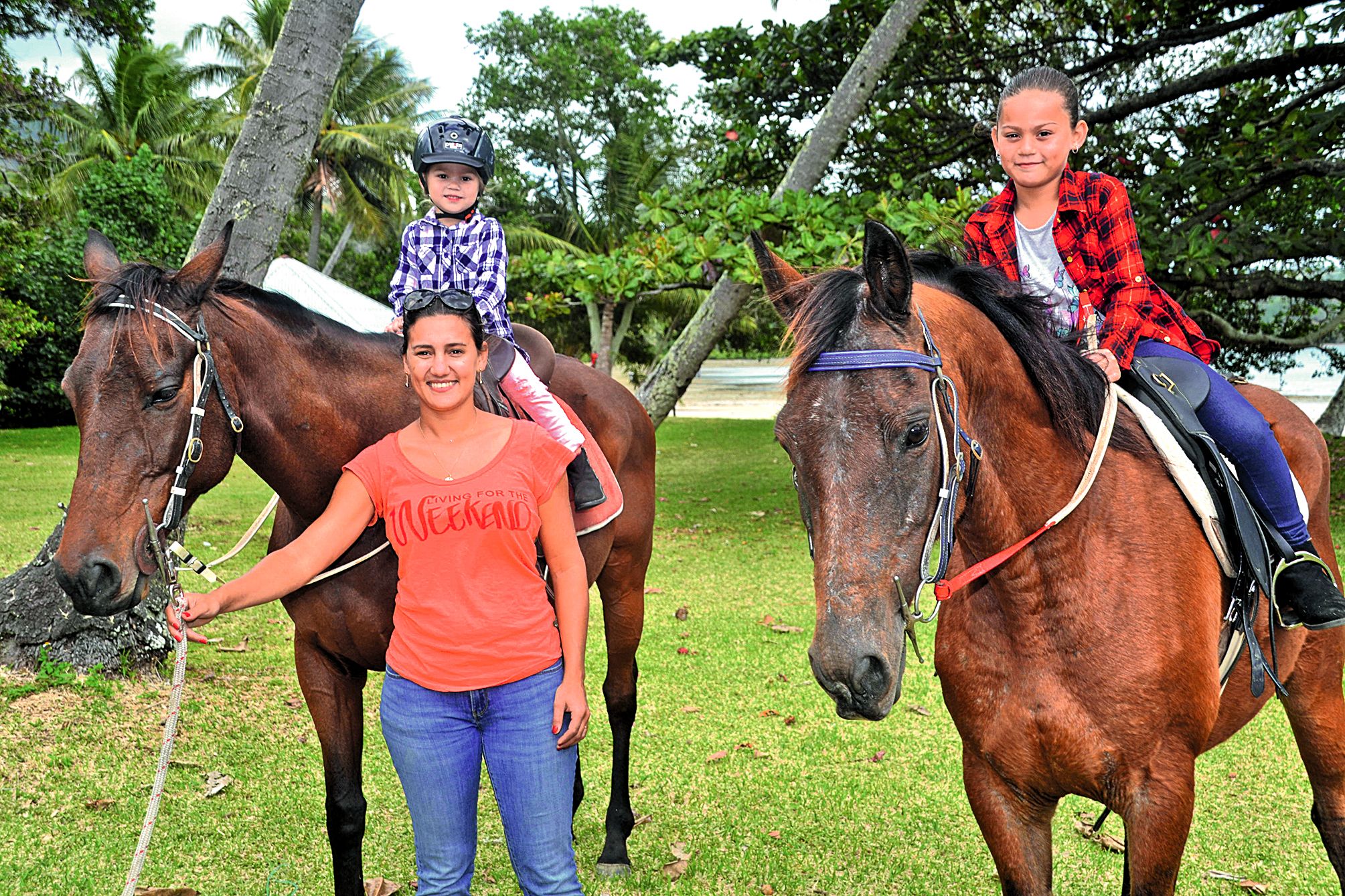 Rebecca est à l’origine d\'une première sur les fêtes de Touho : venue de Boulouparis, avec Kévin, son compagnon, ils ont proposé des balades à cheval pour petits et grands, tout au long de la journée.