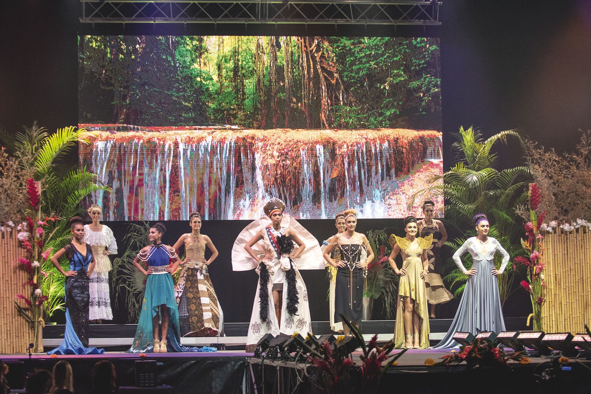 Cette année, le concours de créateurs imposait deux conditions : exprimer le métissage par un mélange de couleurs, de matières, de techniques et piocher dans le dressing du comité Miss NC pour donner une deuxième vie aux collections. C’est Jordan Herry qu