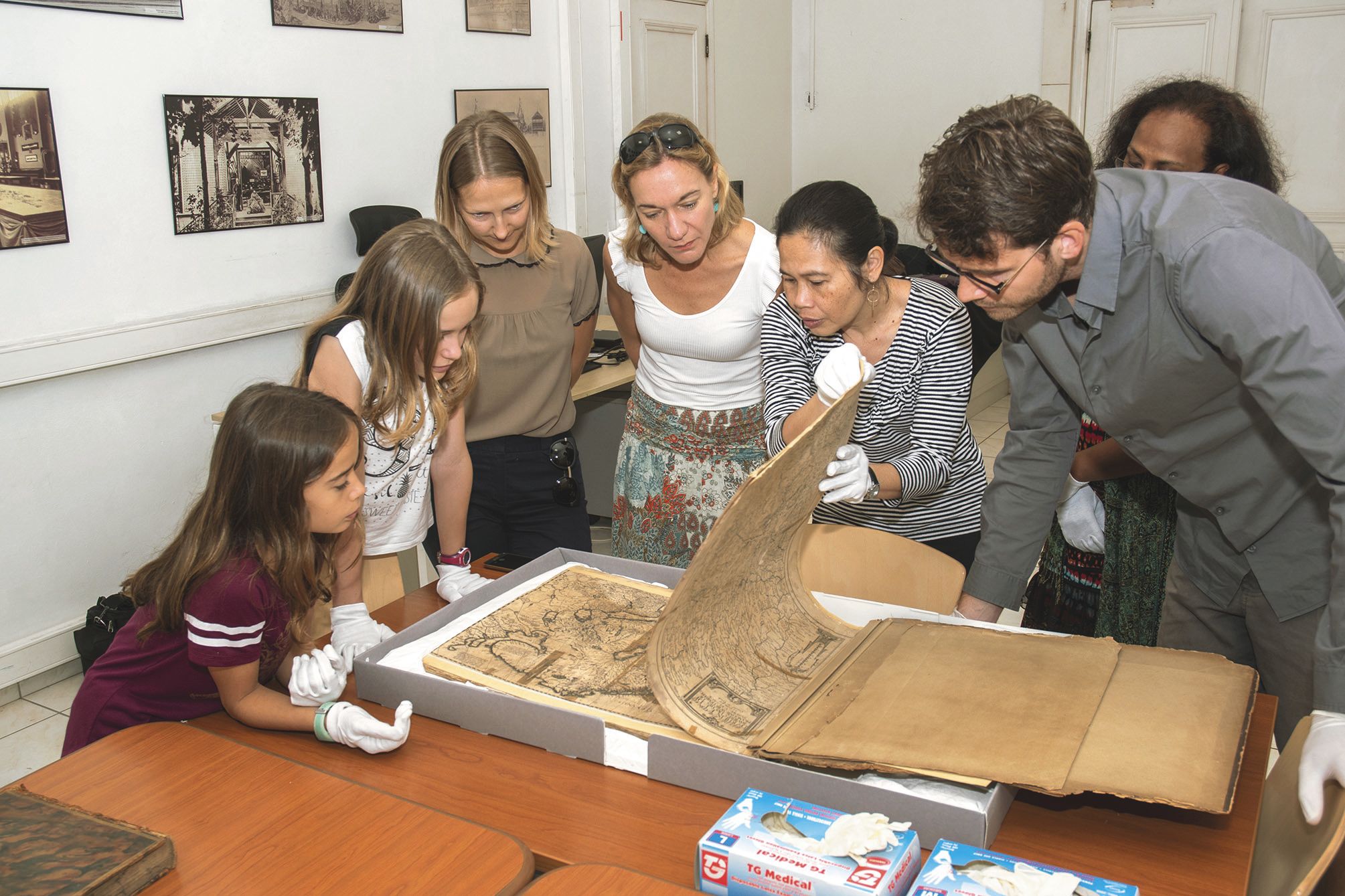 À BERNHEIM. Lors des trois visites proposées par la bibliothèque, la trentaine de participants a plongé à la découverte des trésors patrimoniaux, notamment dans les réserves du bâtiment. Ils ont pu consulter le plus vieux document conservé à la bibliothèque, qui date de 1629, des cartes anciennes des régions du monde et de France. « On ne l’a jamais sorti, il faut des gants pour pourvoir le toucher », explique Marguerite Baret, responsable du secteur Nouméa, au centre. 