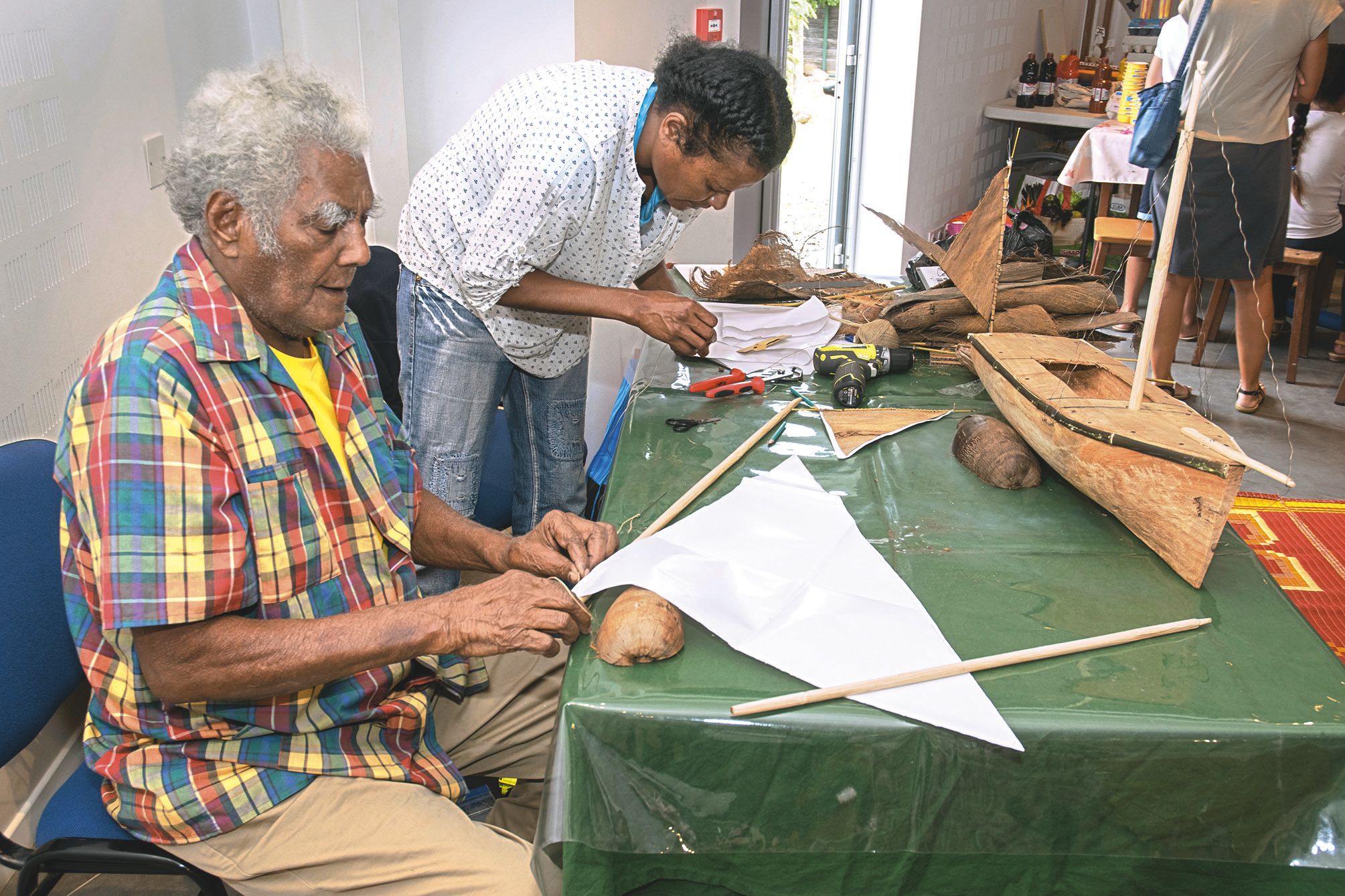 AU MUSÉE MARITIME. Benjamin Gueleme a fait le déplacement de Bélep exprès pour l’occasion. Âgé de 84 ans, le dernier charpentier marin des îles Bélep fabriquait des cotres, remplacés aujourd’hui par des bateaux à moteur. « C’est difficile pour lui de ne pas pouvoir transmettre son savoir, témoigne sa fille, Marie Stella Gueleme, employée au musée, il y a un grand regret. En le faisant venir, l’idée est aussi de lui demander son autorisation pour prendre son histoire et la collecter pour le musée, afin que tout ne se perde pas. » 