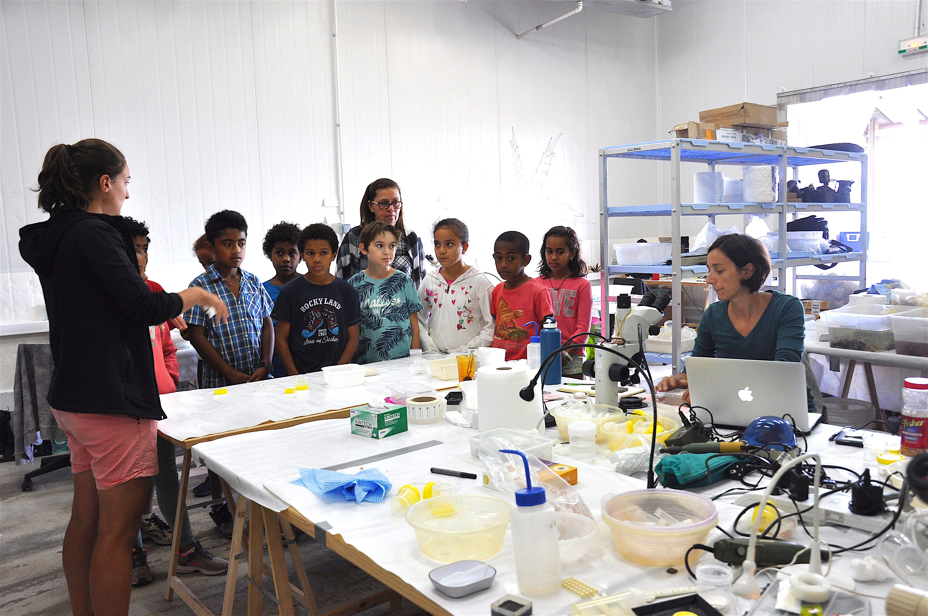 Sous la houlette d’Elise Trinquet, les enfants ont visité le laboratoire où ils ont pu voir des scientifiques au travail.