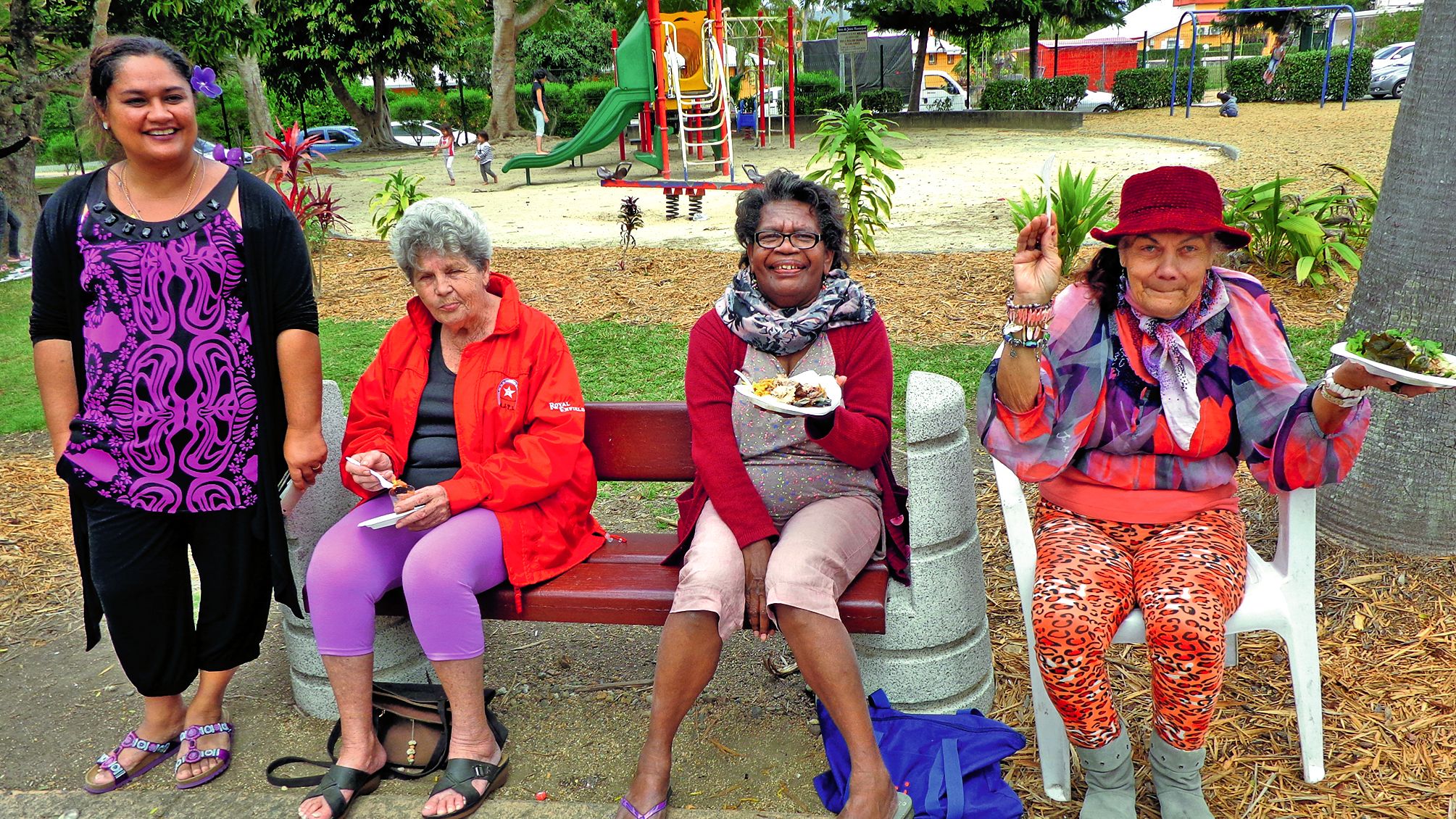 Installés dans le parc, les résidents sont venus déguster le repas tout en se rappelant des souvenirs communs, vécus sur la commune.