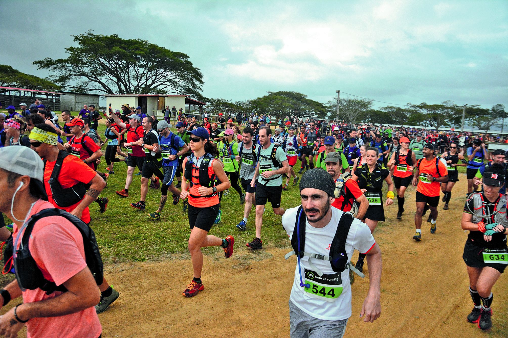 Dans une ambiance broussarde, avec des cavaliers pour ouvrir la course, c’est Marie-Cécile Cavell qui a remporté le 19 km chez les dames. Photo MRB