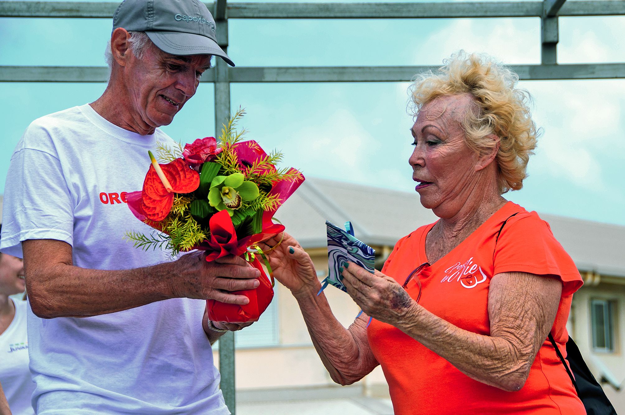 La doyenne de la course s’est vu remettre un bouquet de fleurs. 