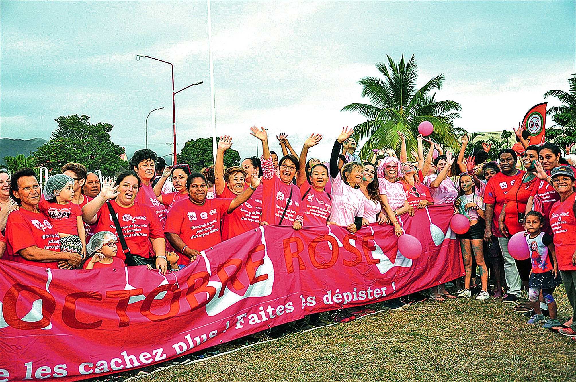 Une partie des enfants, ados et adultes présents ont formé un ruban rose. L’objectif de ce grand rendez-vous rose d’octobre est de sensibiliser les femmes et de les inciter à se faire dépister contre le cancer du sein, mais aussi de récolter des fonds pour aider les malades du cancer.