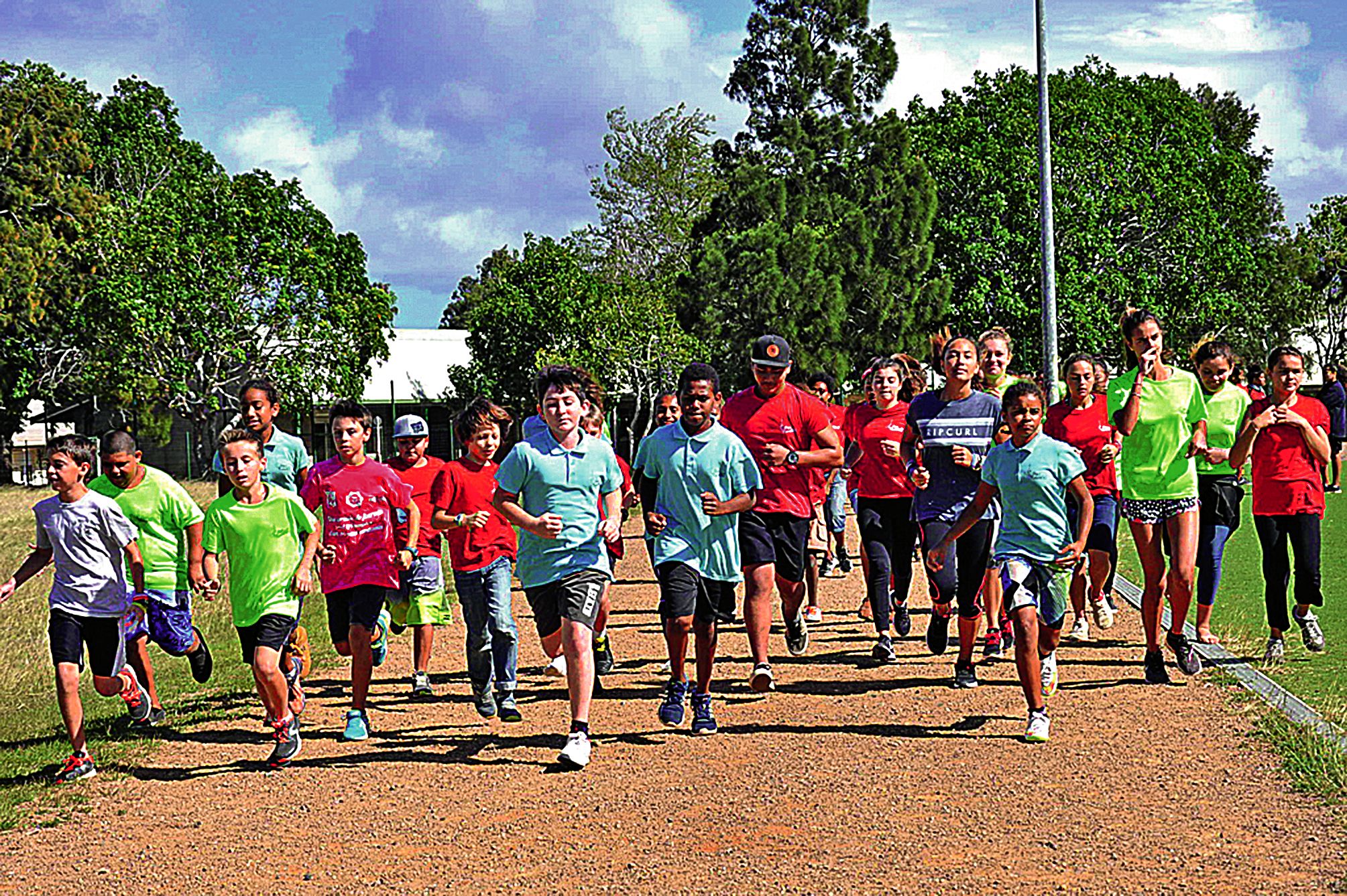 Vingt-cinq collégiens, dans le cadre d’octobre rose et pour soutenir l’ASCMC, ont participé à « une course solidaire », mardi matin, sur le terrain de sports du village, en présence de Jean-Marc Masachs, président de l’ACSMC. Ils ont préalablement cherché des parrains, qui se sont engagés à leur verser 100 francs par tour de terrain réalisé. Cinquante pour cent des dons récoltés ont été reversés à l’ACSMC.