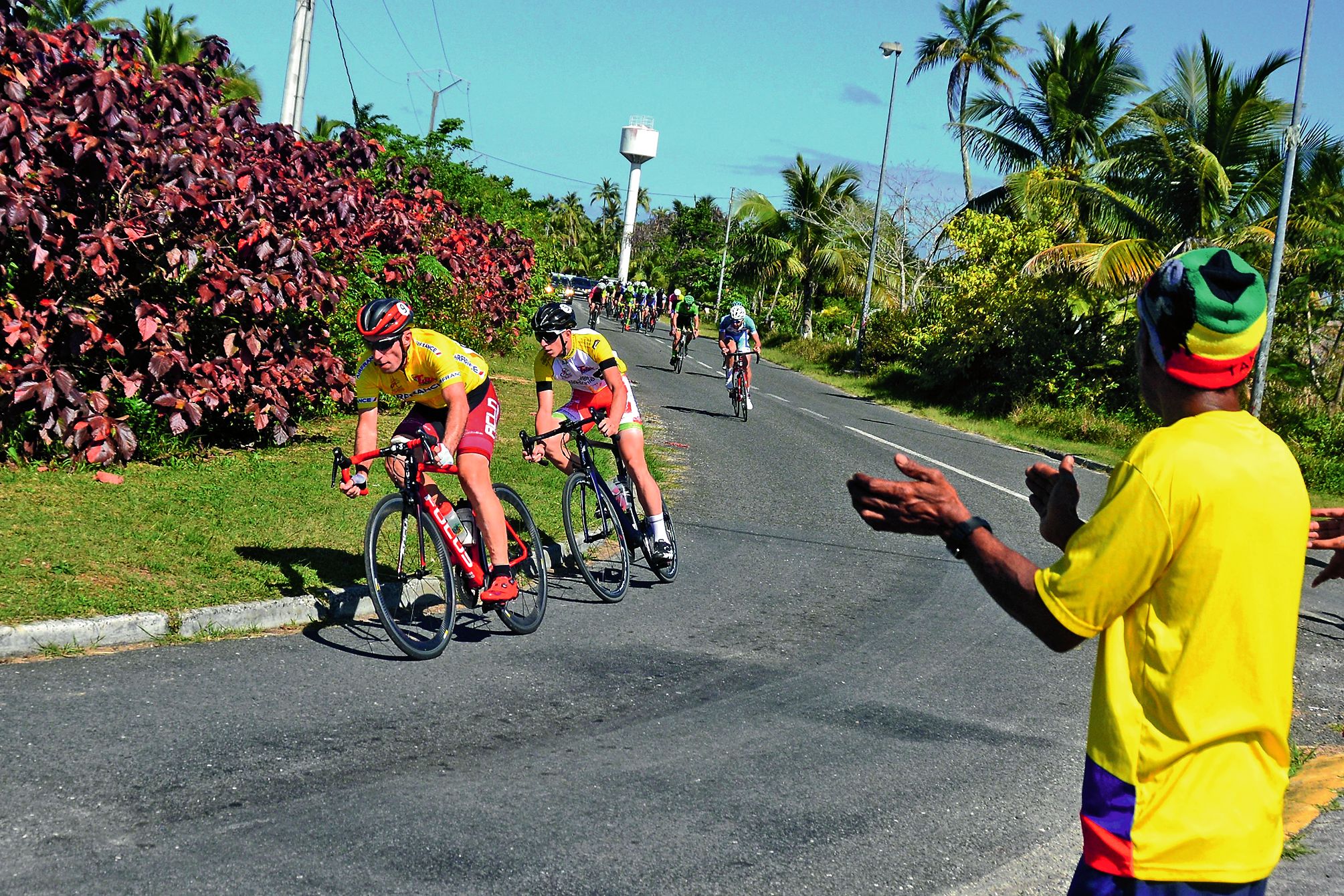 David Schavits (ACLN), ici devant Rayann Lacheny (VCC), a porté le premier maillot jaune après  la victoire de Dumbéa lors du contre-la-montre par équipes de l’étape 1A samedi matin. Photo MRB