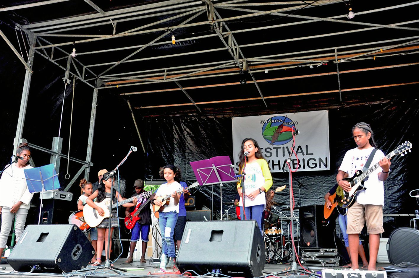 Le groupe Hyaok - enfants en langue Nemi - composé de jeunes artistes de 10 à 15 ans, élèves à l’école de musique de Ducos, qui, pour la plupart n’ont qu’un an de pratique musicale, a donné le coup d’envoi de l’animation sur le podium.