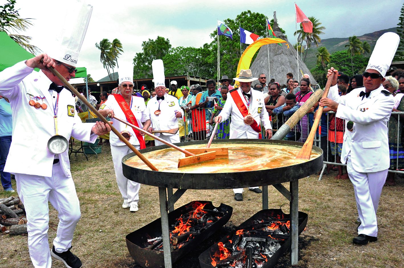 La Confrérie des chevaliers de l’Omelette géante de Dumbéa s’est rendue pour la première fois à Poum, où elle a confectionné une mini-omelette géante de 1 200 œufs aux fruits de mer (15 kg).