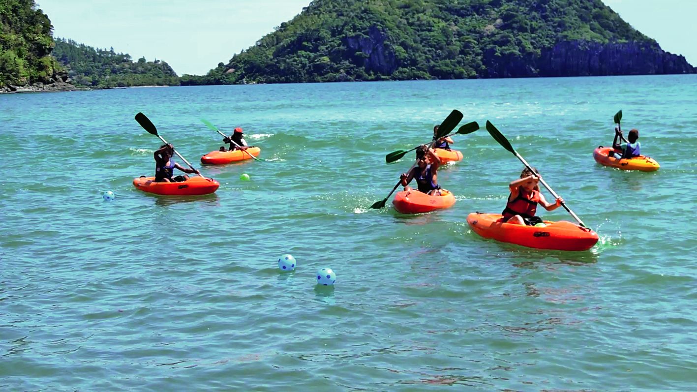 Les enfants ont dû prendre des responsabilités dans la vie quotidienne d’un groupe et savoir gérer leurs affaires et leur hygiène de vie. Lors de ce 4e jour, les élèves se sont initiés au kayak à la base nautique de Hienghène. Une séance physique suivie de cours de tressage et de sculpture sur bois à la tribu de Yambé (Pouébo).