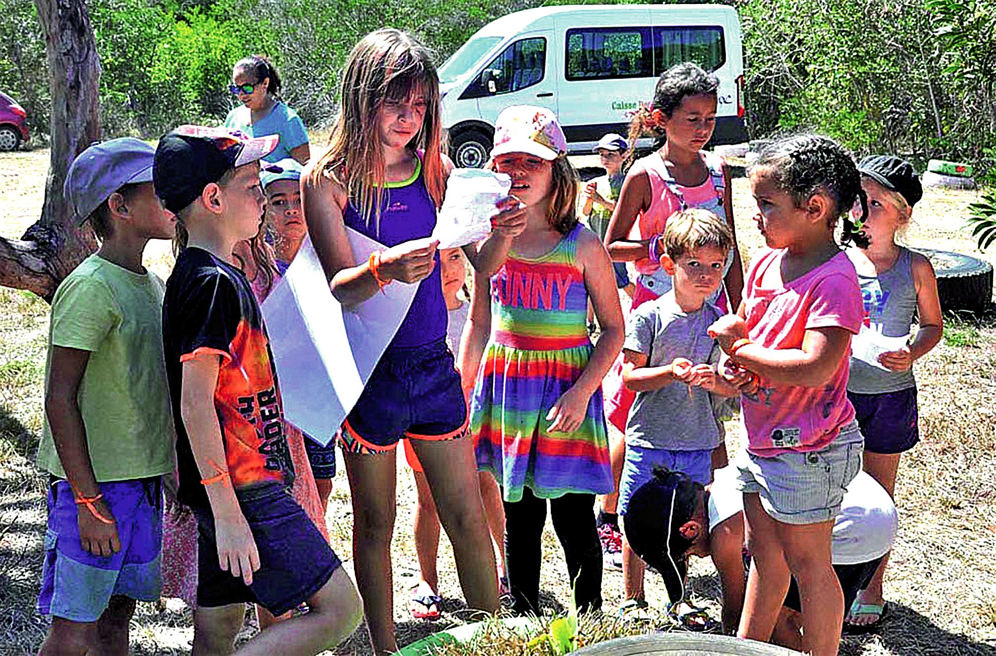 Mardi, réunis au camp Biga, les enfants ont été répartis en deux équipes. A l’occasion d’une chasse au trésor, les chefs d’équipe ont lancé leurs « troupes » à la recherche de fantômes  et d’indices.