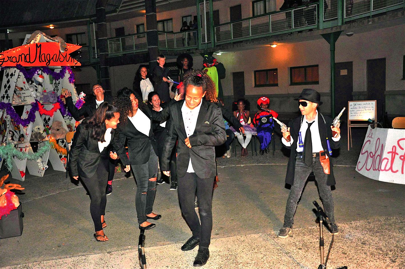 A l’arrivée du gardien de nuit, tous les jouets s’immobilisent. La troupe de danse composée d’élèves de 5e a fait une prestation remarquée.