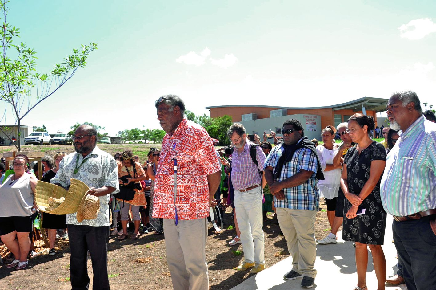 Victor Tutugoro a présenté la coutume de bonjour aux coutumiers de Koumac, aux élus municipaux et autres réunis à l’entrée de la Médiathèque Louis-Bastien.