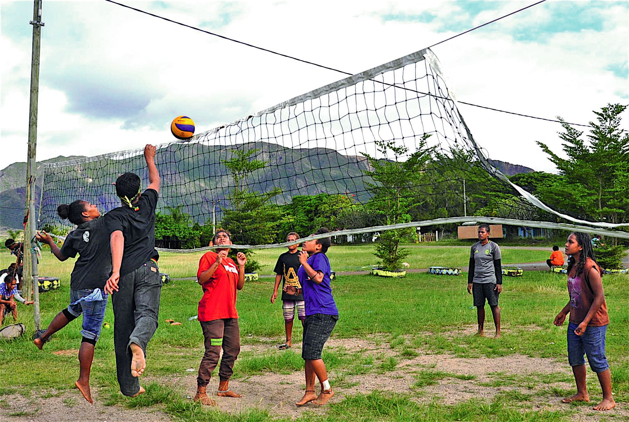 Durant l’après-midi, les élèves ont participé à des rencontres de volley-ball et de football.