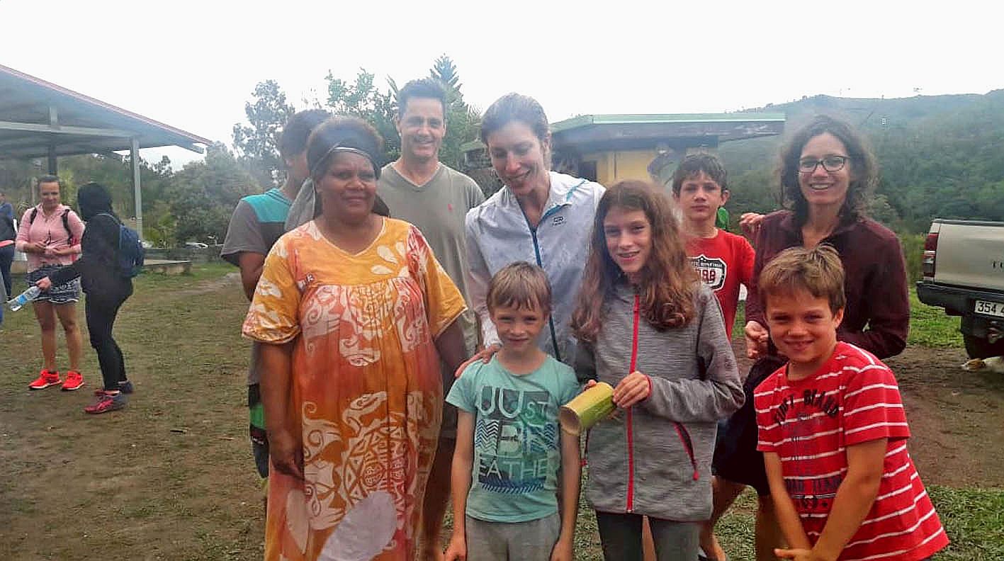 L\'étape de Thio vise à favoriser les rencontres entre les visiteurs et les habitants des tribus. Pour Denise Moindou, de la tribu de Koua, « il y a parfois des relations qui se nouent avec les gens. Ça nous permet de nous ouvrir et surtout aux jeunes de 