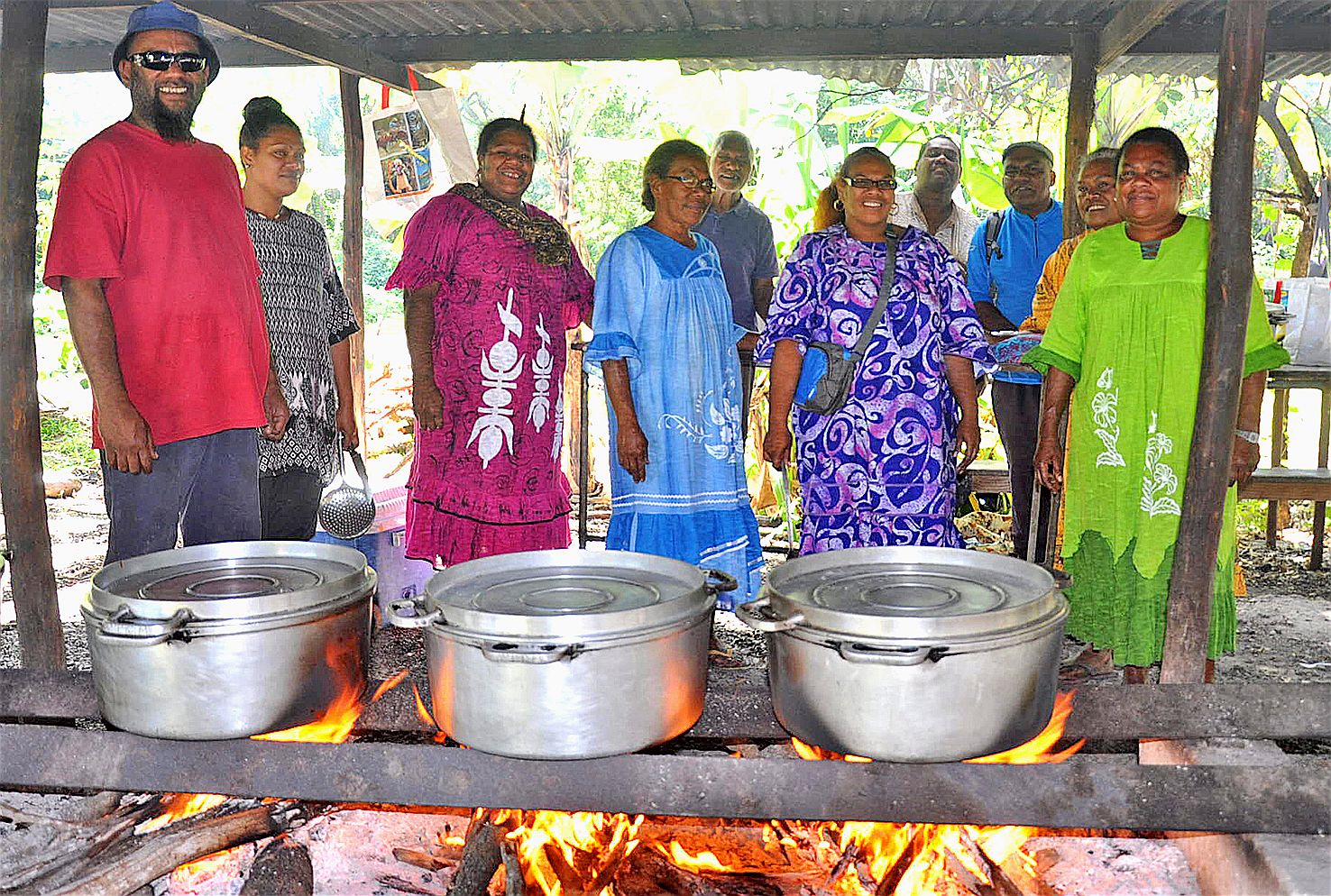 Les papas et les mamans de la paroisse de Païta et de Wanap (Koumac) ont assuré la restauration. Au menu : saucisses frites, poulet frites et bami.