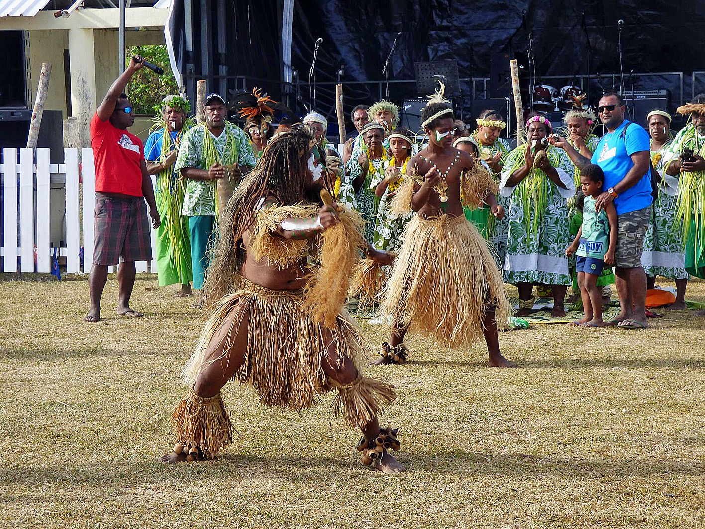 La troupe de danse Wië Me Hatr de la tribu de Huiwatrul (district de Lossi), bien connue poursa participation régulière aux différentes manifestations locales et qui se veut fidèle à l\'histoire du peuple kanak et à ses rituels, en exécutant notamment les