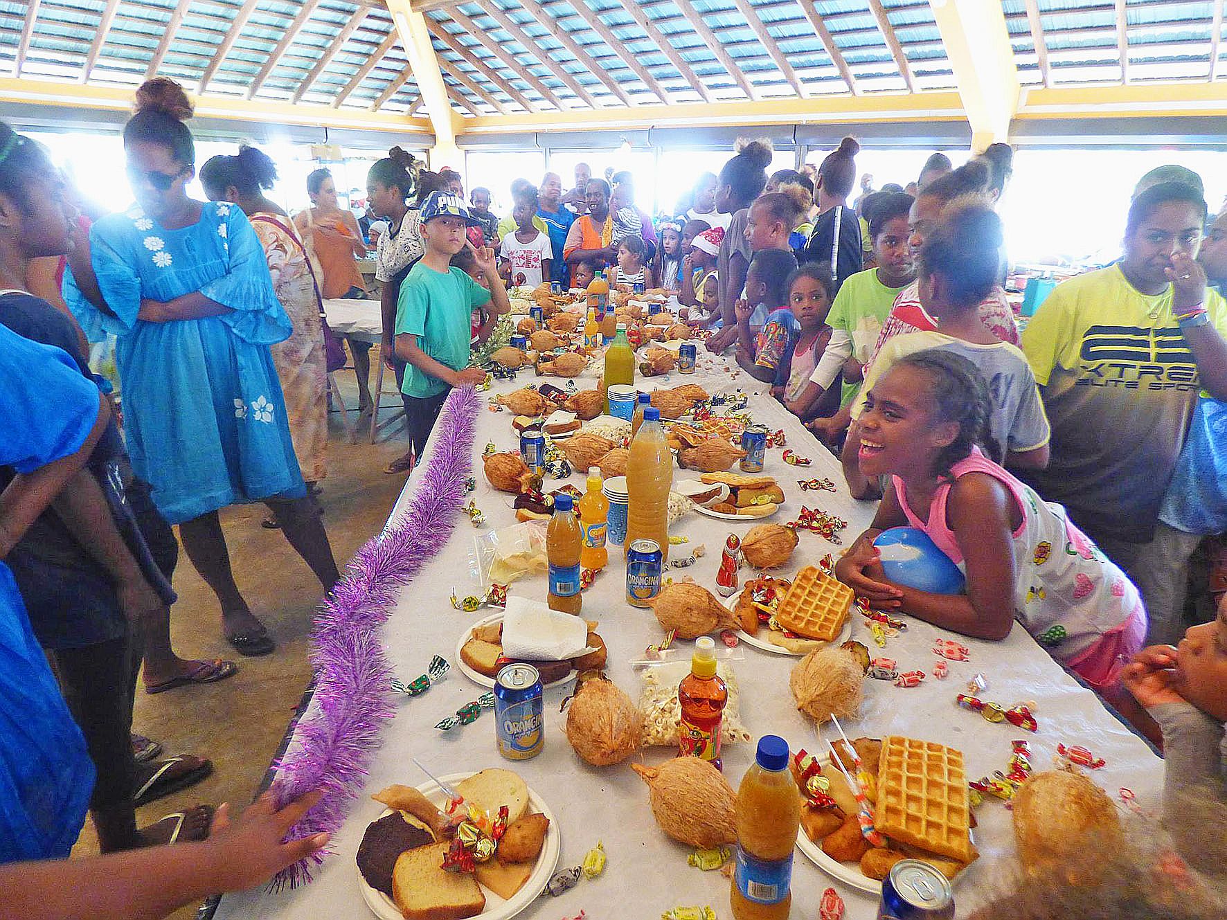 Lifou. Les adhérents de l’Association du marché municipal se sont retrouvés, vendredi, pour fêter Noël. Cette année, les exposants ont également mis à l’honneur les enfants en leur offrant une copieuse collation avant de partager avec eux des salades, des