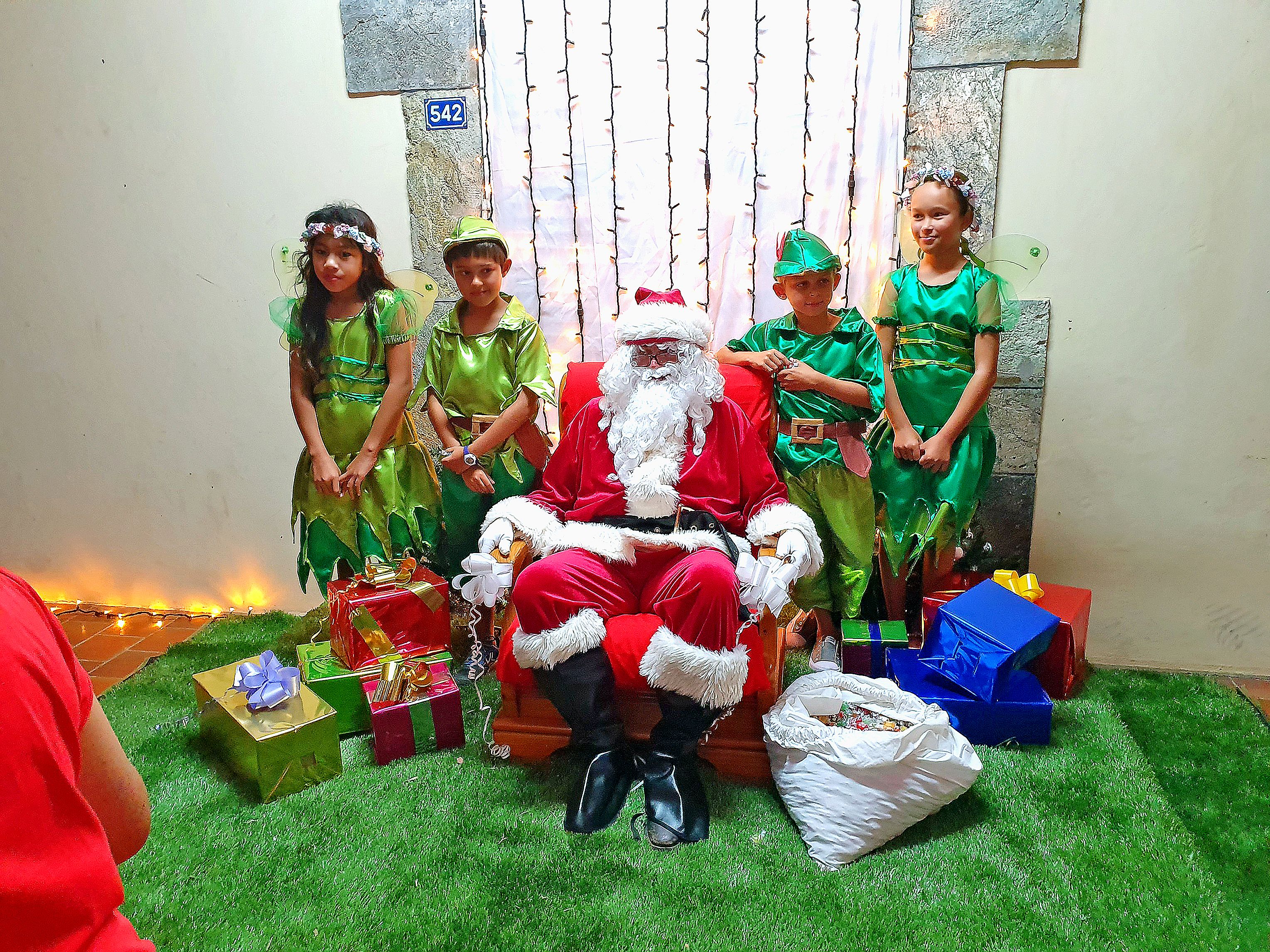 Le père Noël était accompagné de fées et de Peter Pan cette année. Les enfants se sont fait photographier avec eux, avant d’aller récupérer leurs cadeaux auprès des lutins de la mairie.