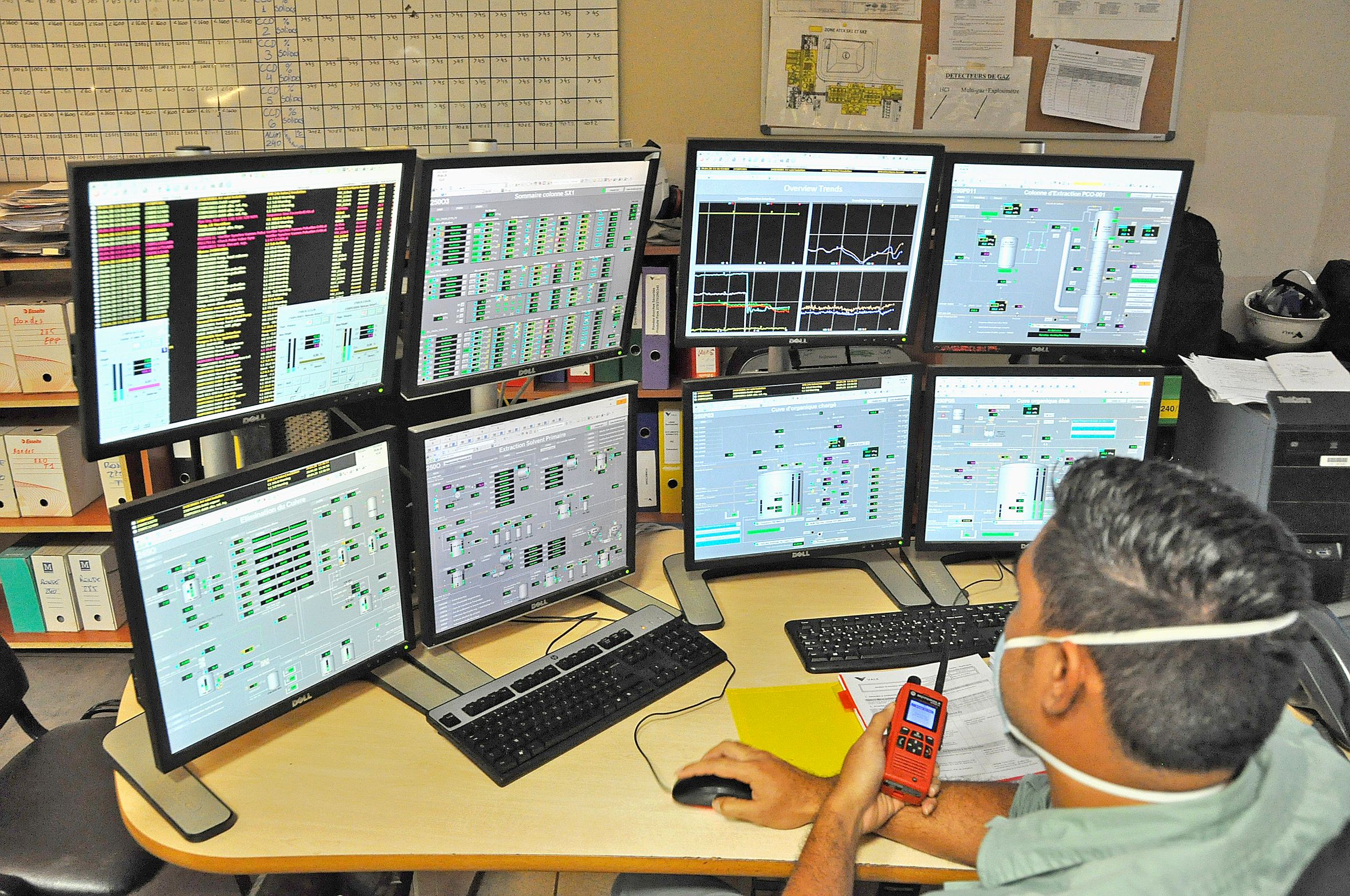 Sean Parau, pilote d’installation, procède à l’arrêt de « la boucle organique », autrement dit, de l’alimentation de l’extraction. Photo Vale NC