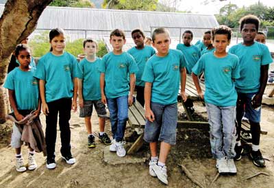 L'école privée internationale James-Cook impose le port de l'uniforme à la fois pour supprimer les différences entre élèves et créer un symbole d'appartenance à l'école.