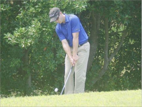 Le Néo-Zélandais Brad Shilton a pris seul la tête du South Pacific Golf Open hier après trois tours.