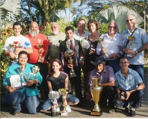 Photo de famille des acteurs du monde hippique honorés samedi à Boulouparis lors de la remise des trophées de la saison.