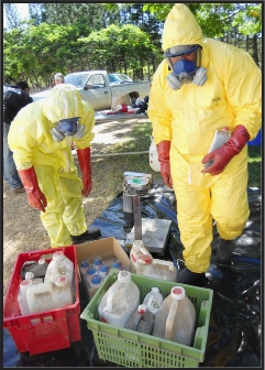 Mercredi à Pocquereux, des employés spécialisés ont réceptionné, suremballé et stocké déchets phytosanitaires, pesticides et insecticides périmés ou désormais interdits.