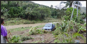 Hier encore, à Haouly, où une voiture a été emportée par les eaux déchaînées de la Négropo, et à Emma, les habitants constataient les dégâts et recevaient les premières aides.