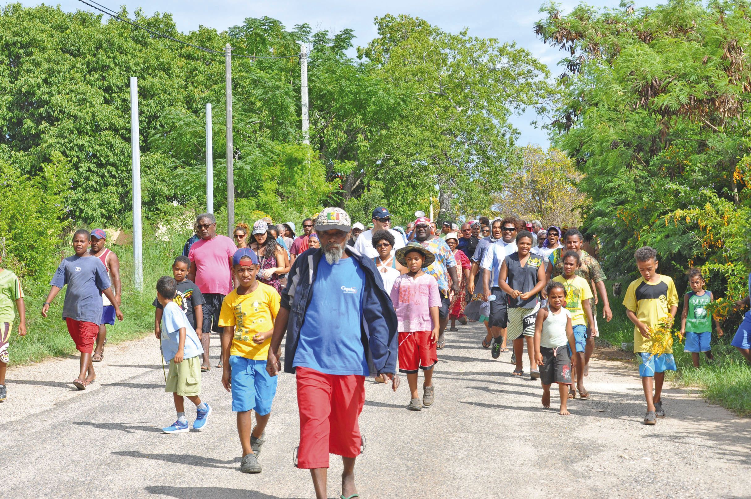 Poum, le 24 février. Dans la marche, des citoyens, mais aussi les enfants et les enseignants des établissements scolaires, les coutumiers, les élus, le personnel municipal et celui du dispensaire.