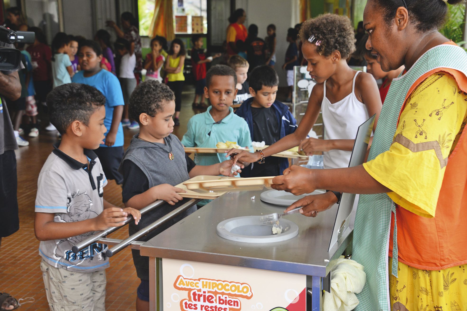 Rivière-Salée, hier midi. A l'école Jacques-Trouillot, 160 élèves sur 197 mangent à la cantine. Deux services sont en place, en fonction des tranches d'âge, et les surveillantes aident les plus petits à choisir le bon bac pour jeter leurs déchets.