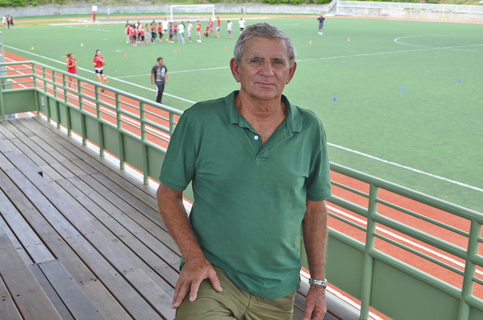 Nouméa, hier. Entre deux courses en taxi, Numa Rabah a pris la pose dans les tribunes du stade du PLGC. Avec un air  de James Bond à la retraite, le président de l'USC, surnommé « Lolo », ressemblerait presque à l'acteur Daniel Craig.