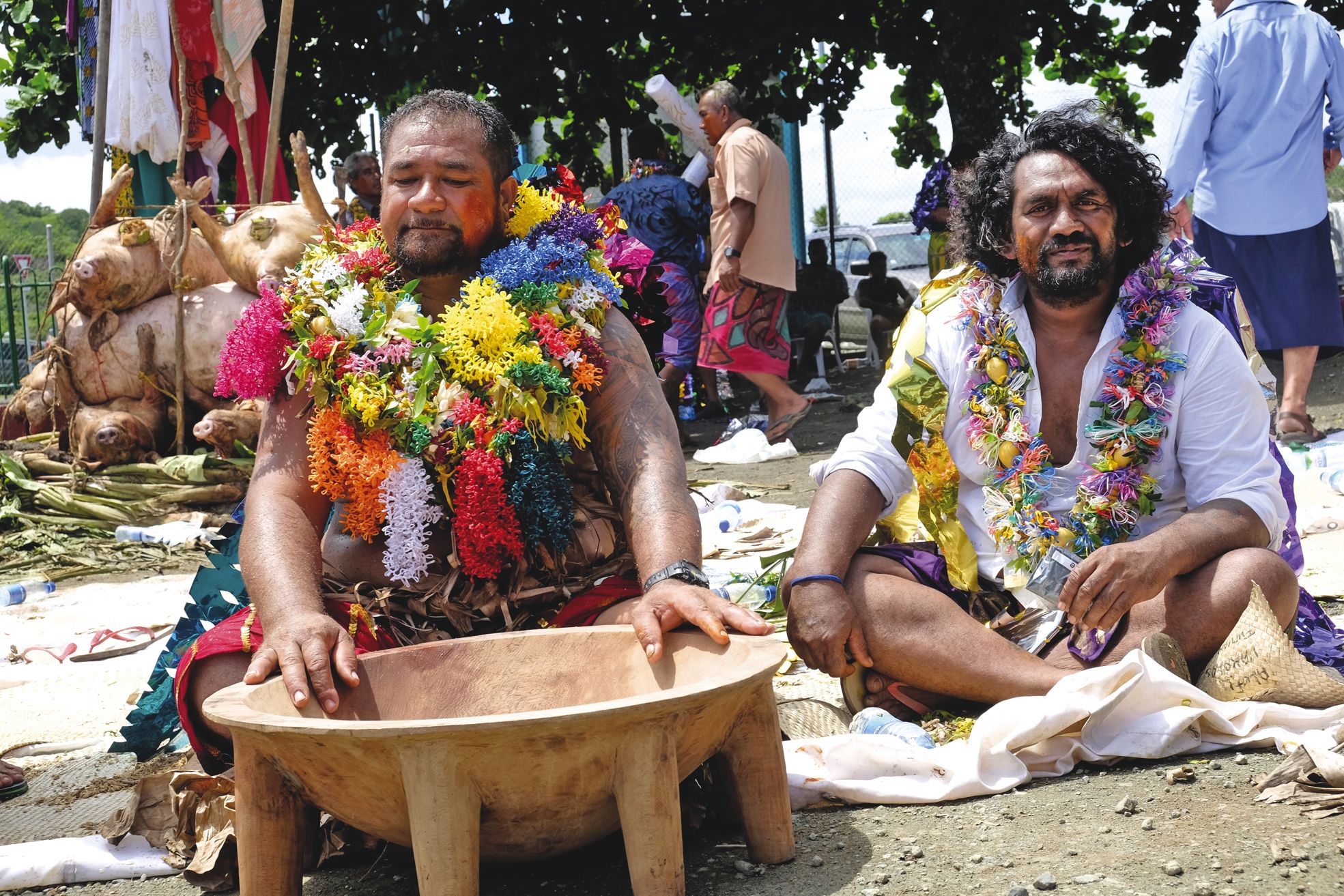 C'est dans ce tanoa que le kava est préparé, avant d'être amené, shell  par shell, au roi puis aux invités, assis à quelques mètres. « Il est bien  costaud », commente un convive calédonien.