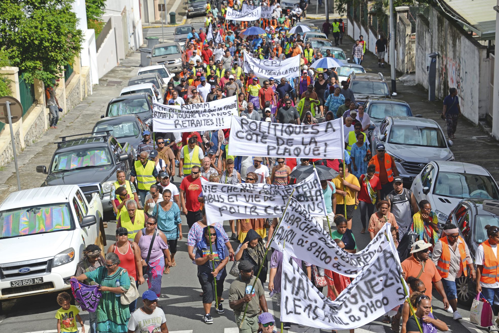 Nouméa, le 15 avril. Les slogans se mêlent dans le cortège. Certains concernent la SLN : la CSTNC demande aux provinces de « mettre la main à la poche pour sauver des emplois ». « Ne serait-ce que pour faire un signe aux actionnaires », selon Sylvain Néa.