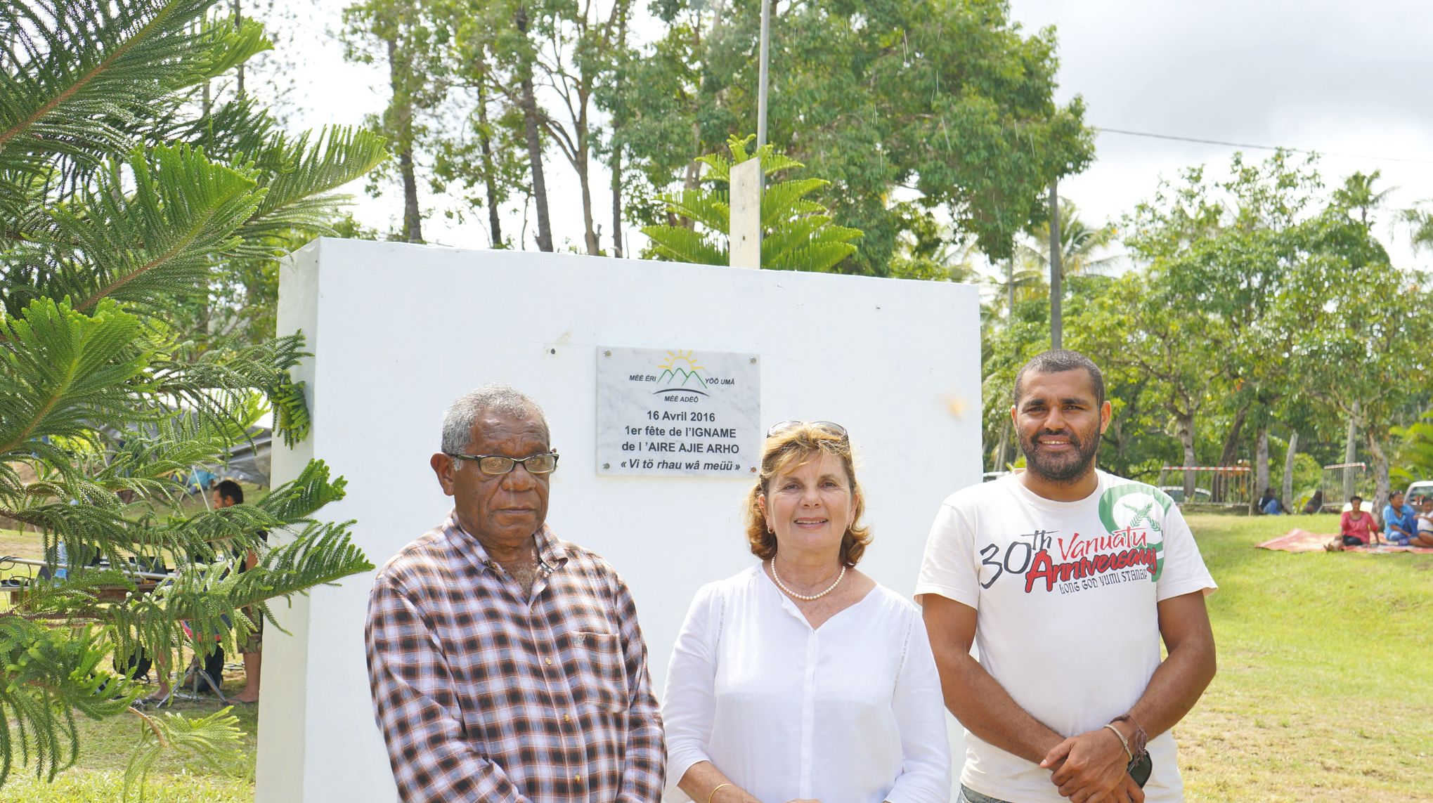 Adrien Djiroua, président de l'aire Ajië Aro, Yasmina Metzdorf, maire de Poya, et Pascal Sawa, maire de Houaïlou, ici devant la plaque commémorative de la manifestation.