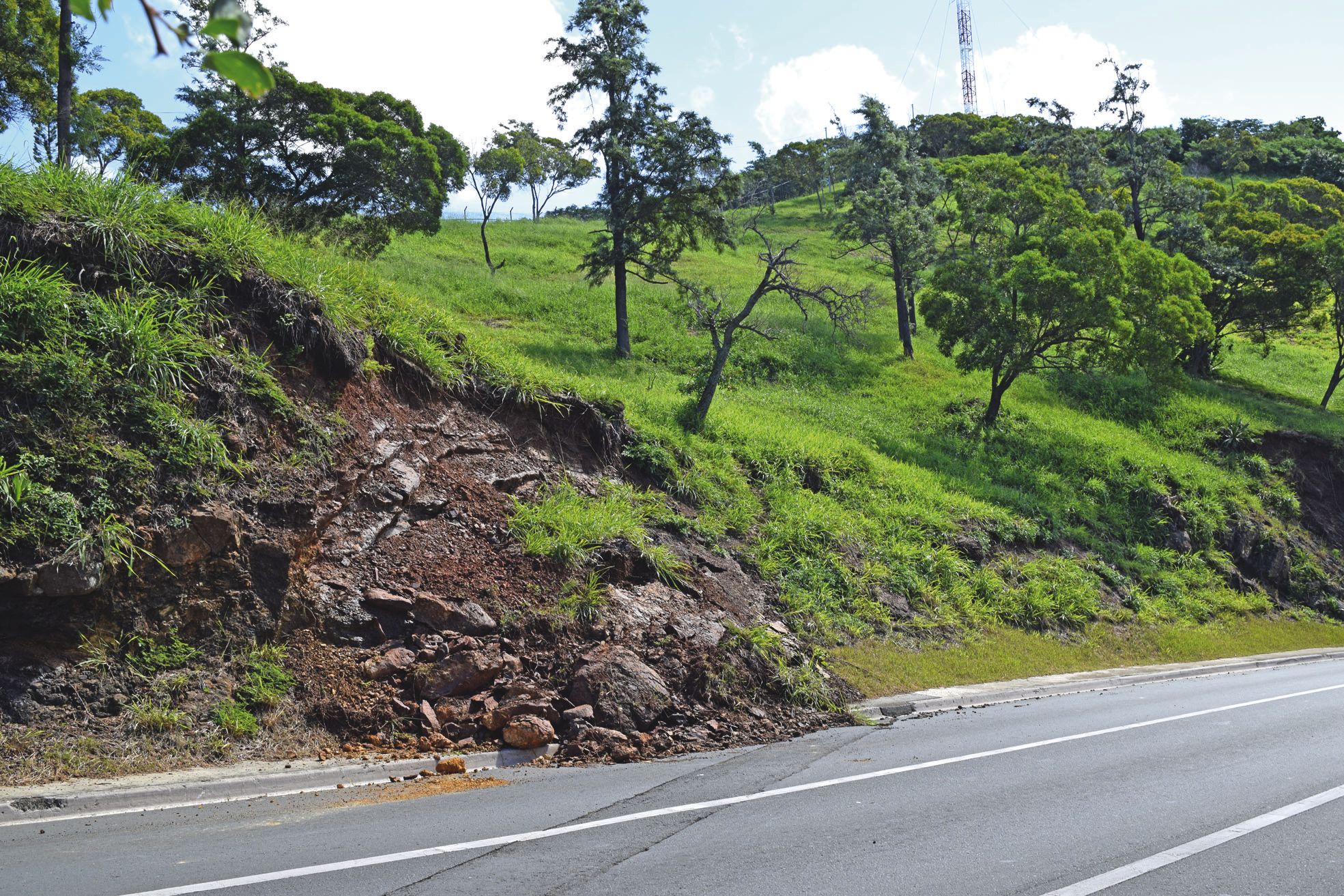 Les fortes pluies ont provoqué des éboulements çà et là dans Nouméa, mais sans incidence grave, comme ici rue Gouassem. 