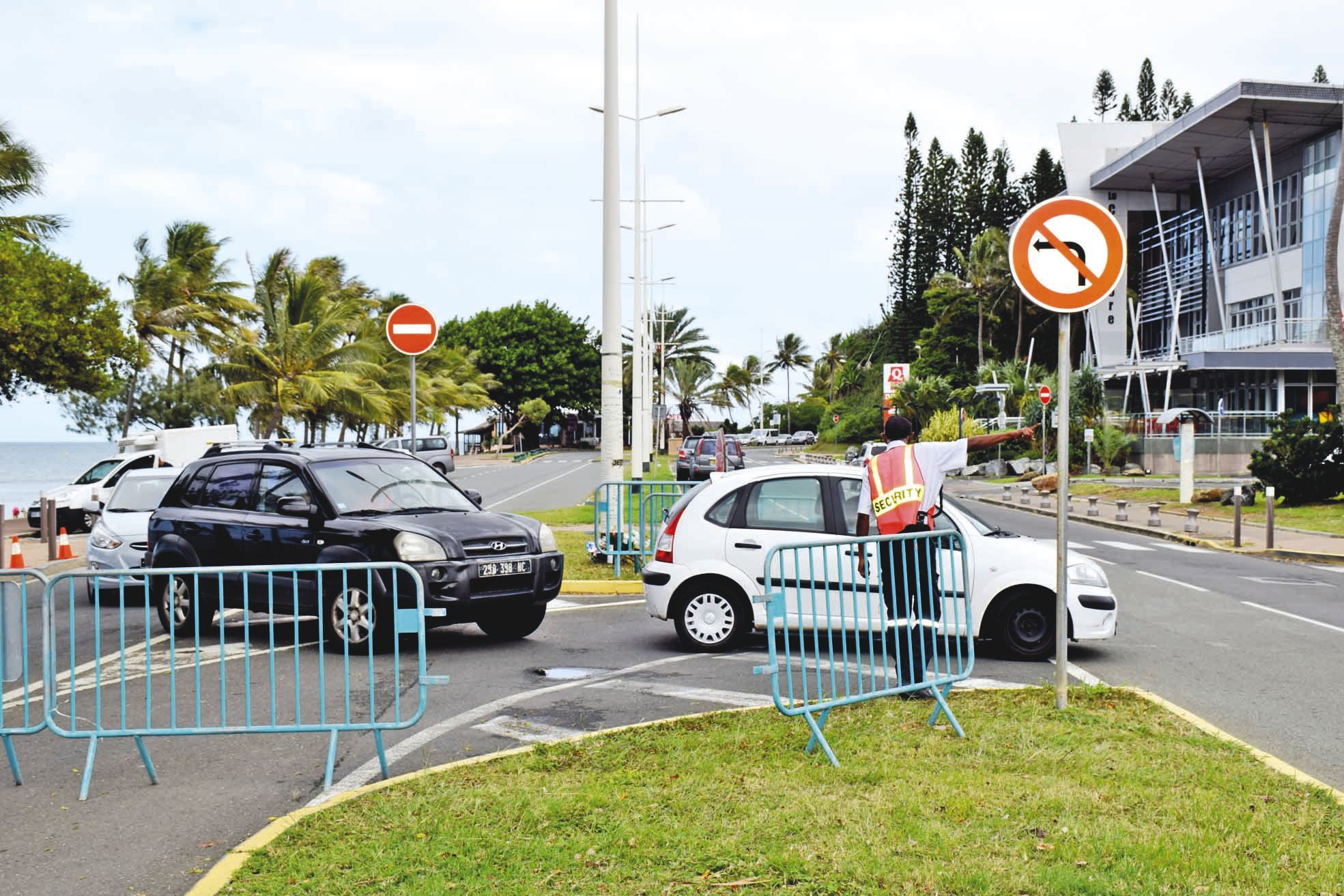 Ce vigile explique aux automobilistes arrivant de la baie des Citrons que la route est déviée.