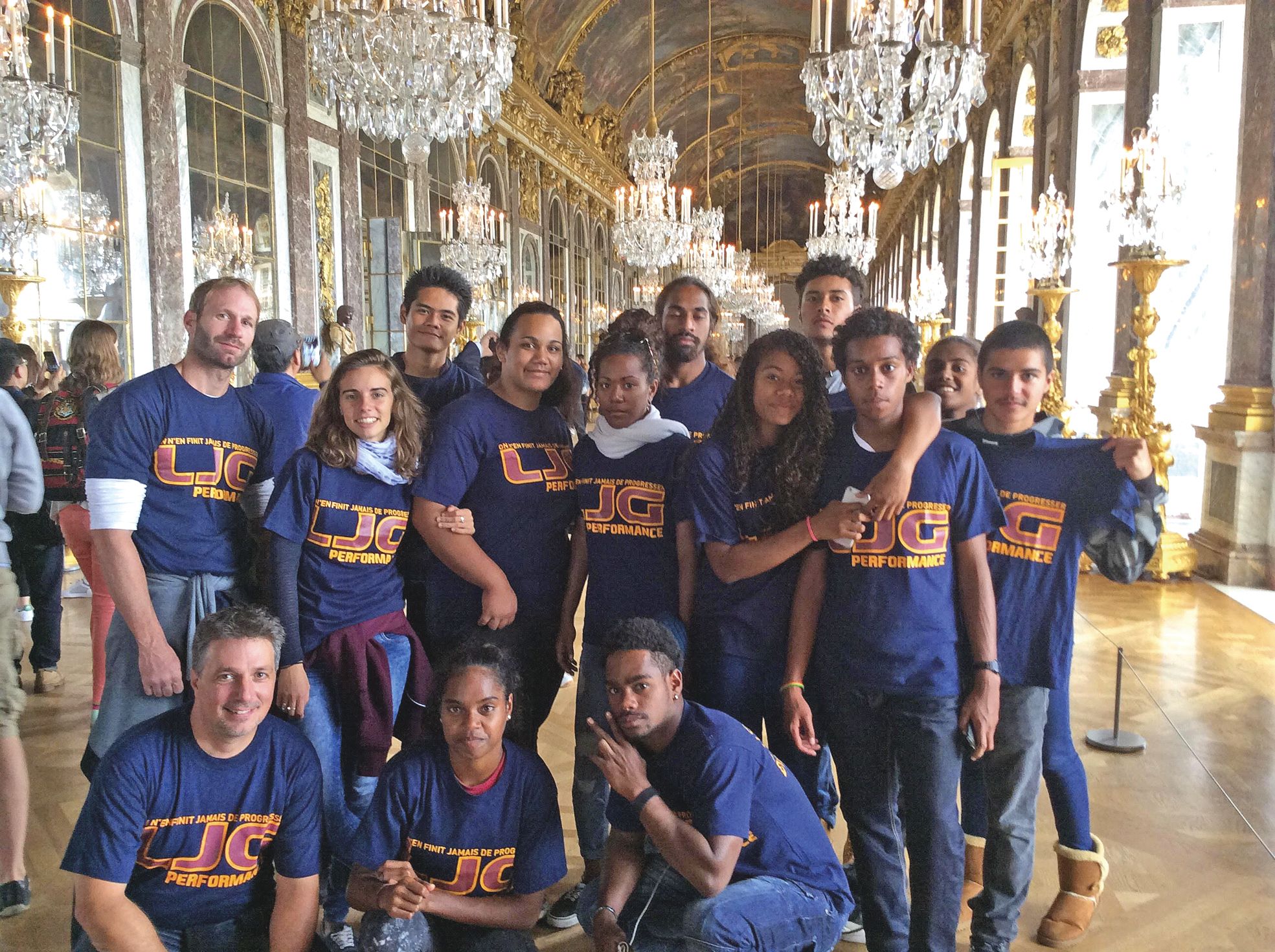 Versailles, le 23 mai. Comme toujours, le voyage est partagé entre sport et culture (ici dans la Galerie des Glaces).