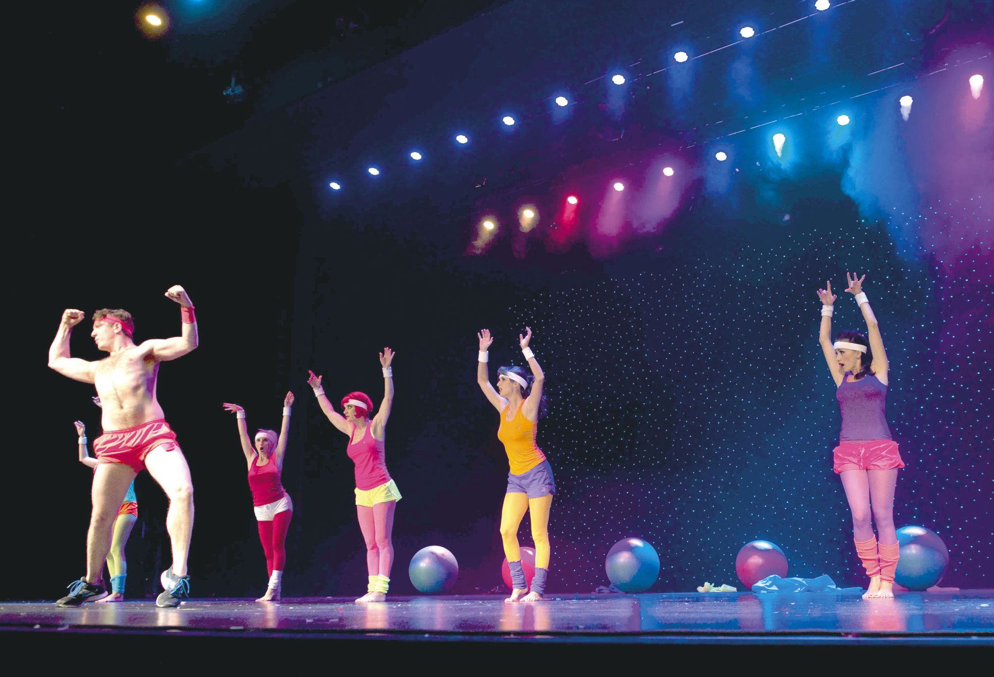 Pour compléter son numéro inspiré de l'émission Gym Tonic, la troupe calédonienne a fait appel au boylesque canadien James, des Giants Pasties. Succès garanti devant un public gonflé à bloc.