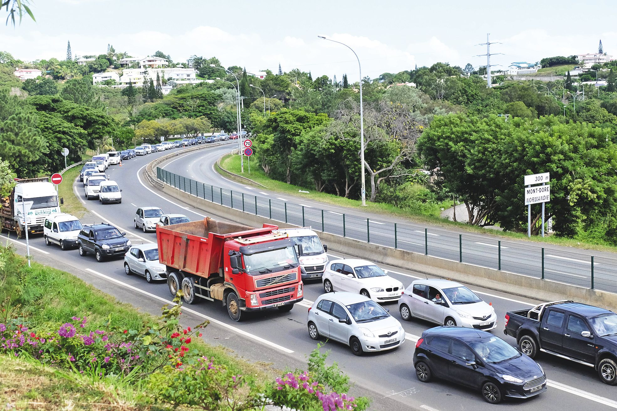 En quelques minutes, la Savexpress s'est retrouvée saturée.  Les automobilistes quittant Nouméa roulaient au pas dès Rivière-Salée.