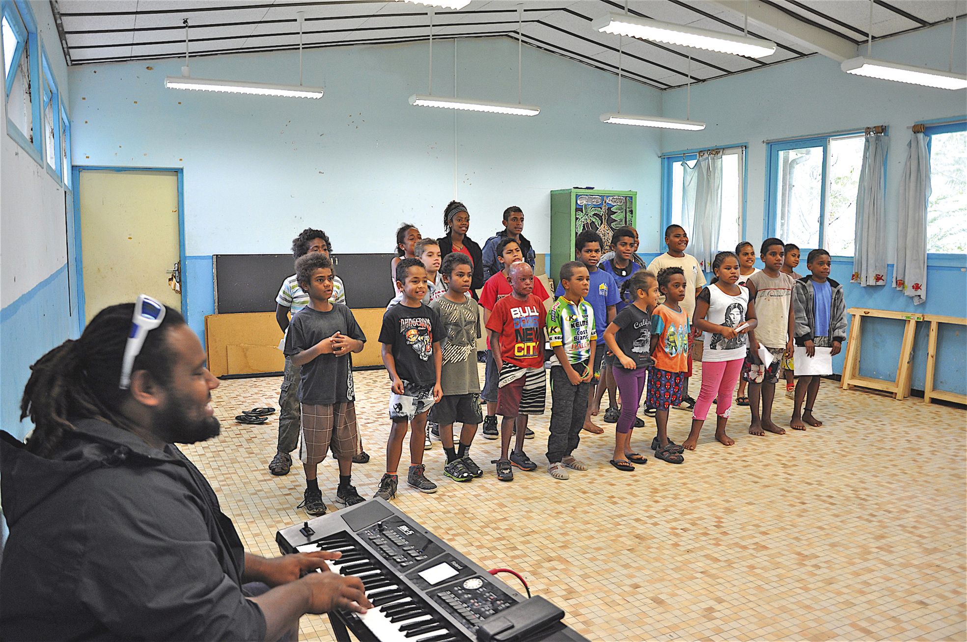 Les enfants bénéficient des différents enseignements au sein de trois ateliers tournants. Ici, l'atelier chant et rythmes encadré par Yohan Whaap et Jesun Bellouma.