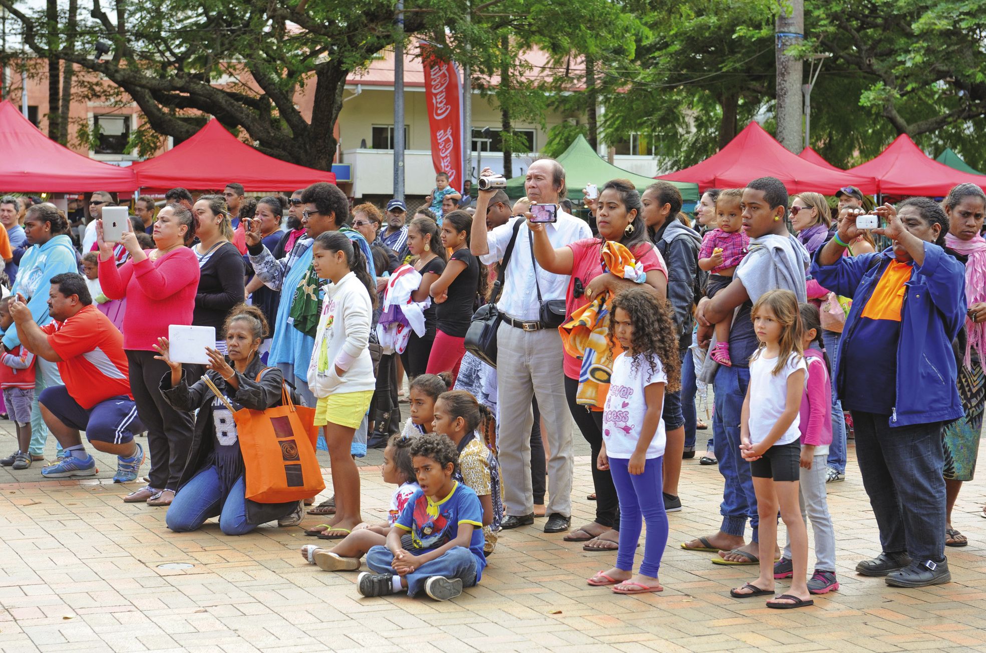 L'an dernier, c'était déjà place des Cocotiers qu'une foule bigarrée s'était donné  rendez-vous pour profiter du spectacle de Calédonia +687.